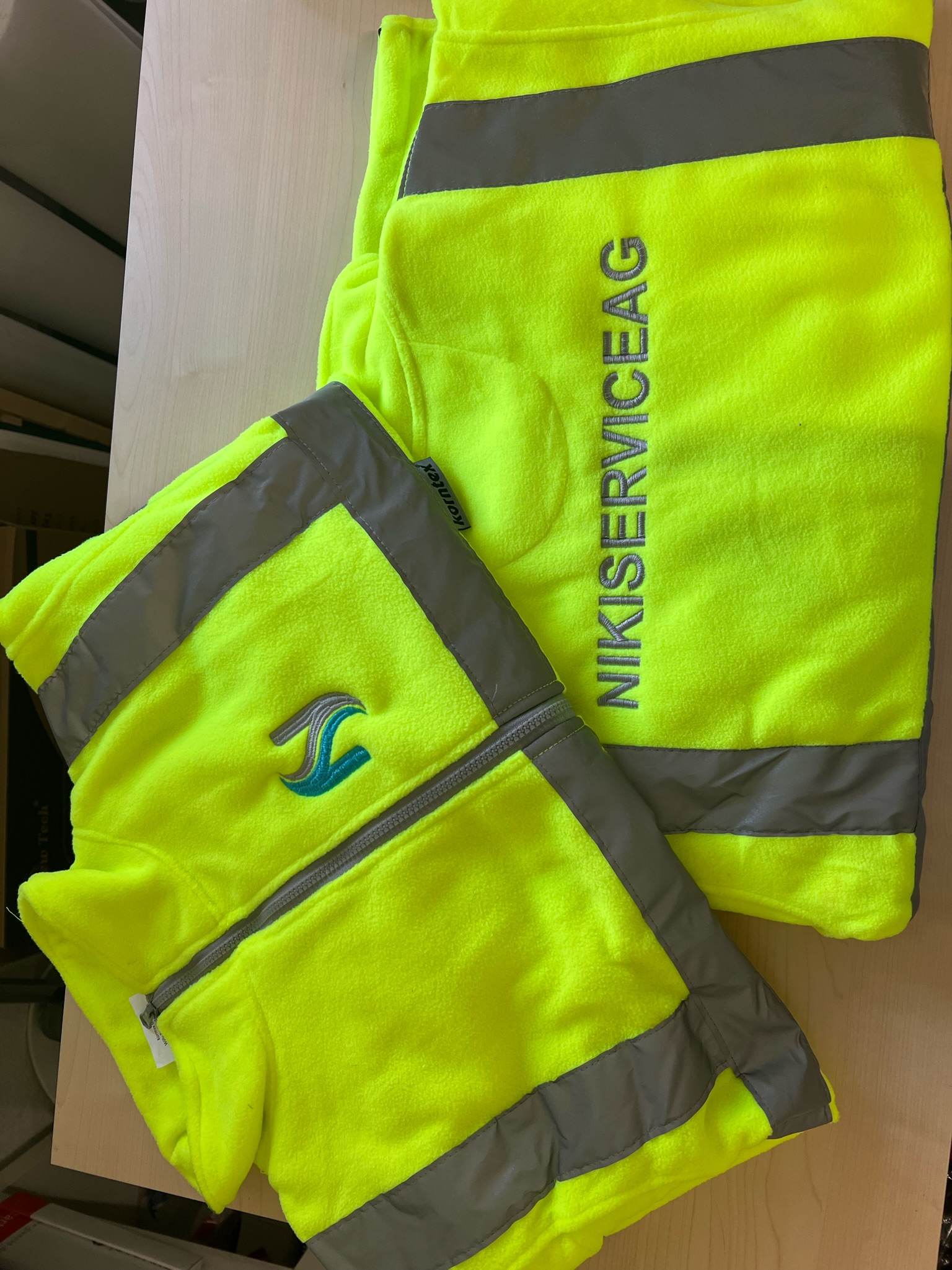 Stickerei auf HI-VIS Fleece